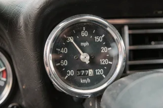 Compteur de vitesse analogique vintage indiquant 37 mph avec double échelle mph et km/h