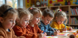 Activités automnales en maternelle pour éveiller la créativité Groupe d'enfants en automne créant des collages de feuilles