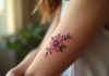 Bras d'une femme avec tatouage floral lumineux